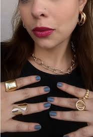 Pronta com um mood: gorgeous! ✨ Beleza impecável, brilho na medida e  confiança no auge. Afinal, a essência da Kris Mayer é essa: realçar seu  poder com sofisticação e atitude! #semijoias ...