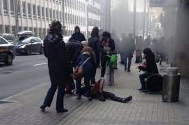 Bei den attentaten am flughafen zaventem und in der brüsseler metro starben mindestens 30 menschen. Funfter Jahrestag Der Anschlage In Brussel Drei Bomben 35 Tote 340 Verletzte Grenzecho