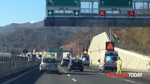 Scontro tra un'auto e un furgone sull'aurelia, traffico in tilt. Autostrade Partenze Di Natale Traffico Da Bollino Rosso Flussi Piu Intensi In A1