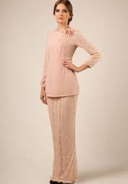 Sebagai warna yang terlihat mencolok, merah itu sebenarnya sulit apabila dipadukan dengan warna yang juga terang seperti kuning, pink, ataupun hijau. 26 Baju Pengapit Ideas Fashion Dresses Muslimah Fashion