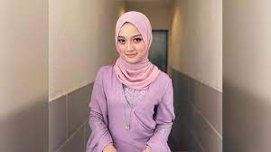 Malaysian television host and news anchor who is known for her work on the tv9 news releases show. Hawa Rizwana Tak Gopoh Mencari Cinta