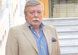 Aziz üstel , 1974 yılında trt 'de yabancı dizilerde çevirmenlik yaparak işe başladı. Aziz Ustel Den Son Yuzyilin En Buyuk Casusu Kuscubasi Esref Bey