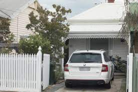 Gibson sold thousands of copies of her cookbook and wellness app of the back of faking brain cancer and claiming she was cured by natural remedies and healthy living. Belle Gibson S House Raided A Second Time To Recoup Fine