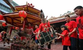 48 ngebut di jalan raya menyelam : Hari Raya Imlek Berkah Pedagang Burung Di Vihara Dharma Bhakti Akurat News