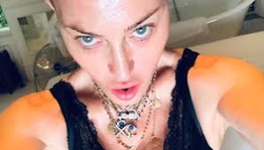 Madonna šokuje FOTKOU! Úplne odhalené prsia, nohy doširoka!