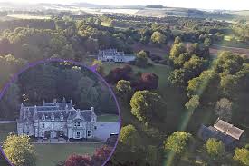 Kit harington plays lead character jon snow in the hit fantasy show, on a quest having met in 2012, kit harington and rose leslie played lovers jon snow and ygritte, torn apart by ygritte's leslie's older brother william resides at the castle, which is also regularly rented out as a wedding venue. Inside Kit Harington And Rose Leslie S 4k A Night Scottish Castle Wedding Venue As Game Of Thrones Stars Start To Arrive