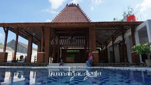 Rumah Jawa Joglo Keren Dipadu Dengan Sentuhan Modern Minimalis Lengkap Dengan Kolam Renang Di 2020 Kolam Renang Rumah Modern