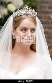 Flora Ogilvy, nipote della principessa Alexandra, con il marito Timothy  Vesterberg, lascia la chiesa di St James a Piccadilly, nel centro di  Londra, dopo la cerimonia nuziale. Data foto: Venerdì 10 settembre