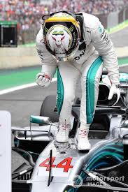 Pole Sitter Lewis Hamilton Mercedes Amg F1 W09 Eq Power Celebrates In Parc Ferme Hamilton Automobilismo Formula 1