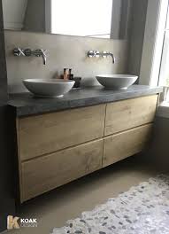 Ikea Godmorgon Meubel Met Massief Eikenhouten Fronten En Een Betonnen Werkblad Van Koak Design Ikea Go Ikea Kuche Inspiration Badezimmer Badezimmer Inspiration