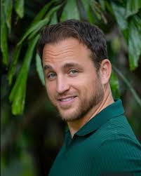 Gail Hollander's Instagram, Twitter & Facebook