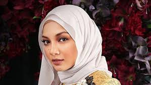 Usahawan dan selebriti tanah air noor neelofa mohd noor serta keluarganya hadir memberi keterangan di ibu pejabat polis daerah brickfileds selepas didakwa melanggar prosedur operasi standard (sop) perintah kawalan pergerakan (pkp) semasa aidilfitri lepas. Pernikahan Adik Ipar Engku Emran Viral Di Medsos Kini Diselidiki Polisi