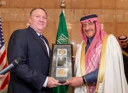 ويحكم ولي العهد السعودي محمد بن سلمان يده على السلطة، تارة عبر التهديد واخرى عبر الترغيب، مستهدفا الاطاحة بكل ما يقف بطريقه نحو استلام دفة الحكم في السعودية. Ù…Ø¬Ø¯Ø¯ Ø§ Ù…Ø­Ù…Ø¯ Ø¨Ù† Ù†Ø§ÙŠÙ ÙˆØµÙ‚ÙˆØ±Ù‡ Ù…ÙŠØ¯Ø§Ù„ÙŠØ© ØªÙŠÙ†Øª ØªØ£ÙƒÙŠØ¯ Ø¬Ø¯ÙŠØ¯ Ù„Ø±ÙŠØ§Ø¯Ø© Ø§Ù„Ø³Ø¹ÙˆØ¯ÙŠØ© ÙÙŠ Ø§Ù„ØªØµØ¯ÙŠ Ù„Ù„Ø¥Ø±Ù‡Ø§Ø¨