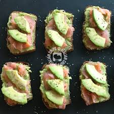 Prendete un avocado morbido e maturo, tagliatelo a metà, eliminate il nocciolo e con l'aiuto di un cucchiaio estraetelo dalla buccia.; Tartine Avocado E Salmone Affumicato Italianchips