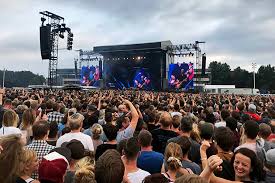 The foo fighters garage tour presented by blackberry sponsorship was brokered by mac presents. Reflections Of Darkness Music Magazine Live Review Foo Fighters Hamburg 2018