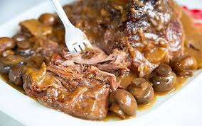 Ce Roti De Palette Cremeux Aux Champignons Est Tellement Facile A Faire Et Un Vrai Delice Recipe Chuck Roast Recipes Italian Pot Roast Stuffed Mushrooms