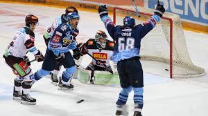 The czech extraliga, making him the first australian to play professionally in europe; Pristi Extraliga Bude Bez Chuti Pokud Ji Tedy Neokoreni Jagr Hospodarske Noviny Ihned Cz