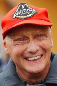 From www.newshoopi.com lauda war bereits 1975 erstmals weltmeister geworden. Abschied Vom Mann Mit Der Roten Mutze Niki Lauda Ist Tot Motorsport Badische Zeitung