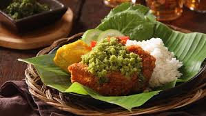 Buat sambal ijo, cuci bersih semua bahan sambal ulek sampai halus di cobek. Resep Ayam Geprek Sambal Hijau Pedasnya Mantap