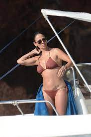 Singer Natalie Imbruglia reveals inking on lower tummy wearing cute bikini  – The Sun | The Sun
