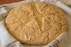 Il pane al mais è tipico soprattutto negli stati uniti, dove c'è un dolce popolare che tradizionalmente viene servito il giorno del ringraziamento come accompagnamento. Pane Di Mais