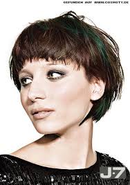 Frisuren Bilder: Kurzer Bob wird lässig hinter's Ohr gestylt