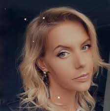 Hvor lenge varer shellac? Varigheten på Shellac varierer oftest ut ifra  hvilke negler den legges på. Shellac kan legges oppå den naturlige neglen,  eller oppå gelenegler/akrylnegler. Shellac legger seg som et veldig