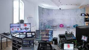 Here are just some of our live streaming system's features: Livestream Produktion Livestream Studio Livestream Event Streamingstudio