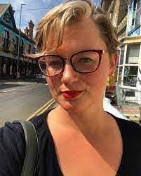 Sandra Giblin's Instagram, Twitter & Facebook