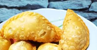4 bj kentang 3 sd bsr serbuk kari 1/2 bj bwg besar 3 ulas bwg putih ikan bilis daun sup garam perasa ajinomoto. Resepi Karipap Inti Kentang Dengan Daging Simple Dan Gerenti Sedap Informasi Santai