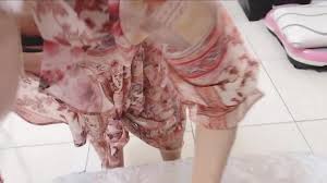 拍公司女同事彎腰列印文件和彎腰打菜,清晰拍到乳頭,最後被發現,腦袋挨了一勺子- SOPORN.COM