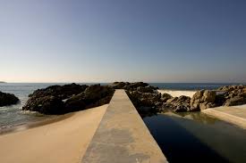 Piscina das marés, em leça da palmeira: These Stunning Photos Commemorate The 50th Anniversary Of Alvaro Siza S Pool On The Beach Archdaily