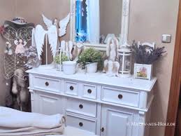 Weiße, abgenutze möbel, pastellfarbene deko und omas porzellan: Schlafzimmer Mit Shabby Chic Charme Massiv Aus Holz
