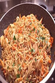 Nouilles Chinoises Sautees Aux Crevettes Nouilles Chinoises Cuisine Asiatique Nouilles