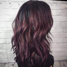 L'avantage de choisir une le panel des nuances de cheveux bruns est très large, il englobe aussi bien une couleur de cheveux foncée telle que le brun ébène à la limite du noir. Black Cherry La Coloration Ideale Pour Les Brunes Cet Automne