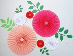 Ohne vorgaben, stattdessen mit vielfältigen materialien können kinder frei und kreativ eigene werke erschaffen. Basteln Mit Krepppapier 60 Wundervolle Ideen Fur Verschiedene Feierliche Anlasse