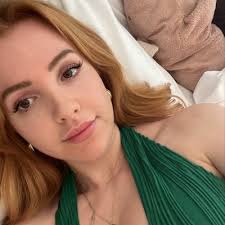 AdelaWallace @9283f9kVgdsw1BI