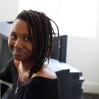 Shelly Travis's Instagram, Twitter & Facebook