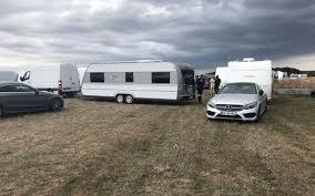 Beaucoup de gens préfèrent voyager en voiture. Val D Oise Les Caravanes Bloquent La D 14 Dans Le Vexin Le Parisien