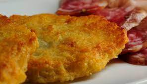 Lo chef consiglia come piatto tipico tortei de patate accompagnati da taglieri di salumi e formaggi locali, carpaccio, verdure varie, testina di vitello, marmellata fatta in casa, teroldego (vino del contadino) e le birre artigianali km8. Tortel Di Patate