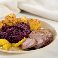 Gebratene Entenbrust Mit Orangensauce Mandelballchen Und Rotkohl Entenbrust Mit Orangensauce Orangensauce Entenbrust