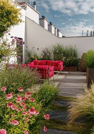 Ein Garten Wie Ein Ganzer Hof Ein Garten Mit Innenhofcharakter Eine Grosse Rasenflache Wurde Grossflachig U A Mit Lavendelfe Dachterrasse Terrasse Dachgarten