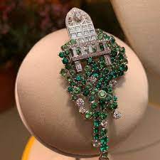 marie claire hk op instagram mcluxury vancleefarpels 今季以經典愛情故事 romeoandjuliet 作靈感 配合故事的歷史背景 令系列的設計及線條充滿文藝復興氣息 mc f statement necklace necklace jewelry
