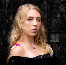 Lacy Potts's Instagram, Twitter & Facebook