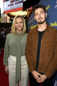 Lisa is known for earning international recognition for her work as a part of the television sitcom friends. Das Ist Lisa Kudrows Sohn Julian Murray