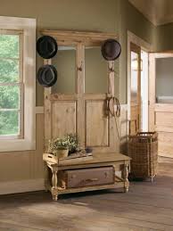 Garderobe Aus Alter Tur In Einem Landhaus Fur Hute Und Einen Koffer Alte Turen Garderoben Aus Alten Turen Hausmobel