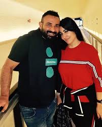 ولدت في مدينة الإسكندرية الشمالية. Ø§Ù„Ù‚ØµØ© Ø§Ù„ÙƒØ§Ù…Ù„Ø© Ø³Ù…ÙŠØ© Ø§Ù„Ø®Ø´Ø§Ø¨ ÙˆØ£Ø­Ù…Ø¯ Ø³Ø¹Ø¯ Ù…Ù† Ø²ÙˆØ§Ø¬ Ù†Øµ Ø§Ù„Ù„ÙŠÙ„ Ø¥Ù„Ù‰ Ø·Ù„Ø§Ù‚ ÙÙŠ Ø§Ù„ÙØ¬Ø± Ù…Ø¬Ù„Ø© Ø³ÙŠØ¯ØªÙŠ