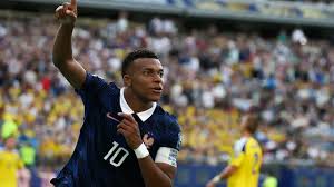 Mbappé lanza un beso en el Mundial y las redes se preguntan si era para Ester Expósito