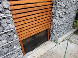 Glasbausteinwand Verkleiden Mit Holz Und Gabionen Gabionen Holz Lasieren Edelstahlschrauben