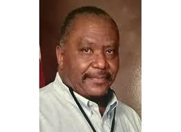 Robyn Lowe's Instagram, Twitter & Facebook